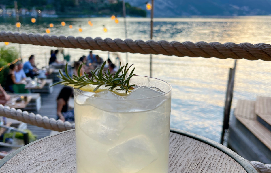 foto di cocktail in uno dei locali più belli sul Lago d'Iseo al tramonto